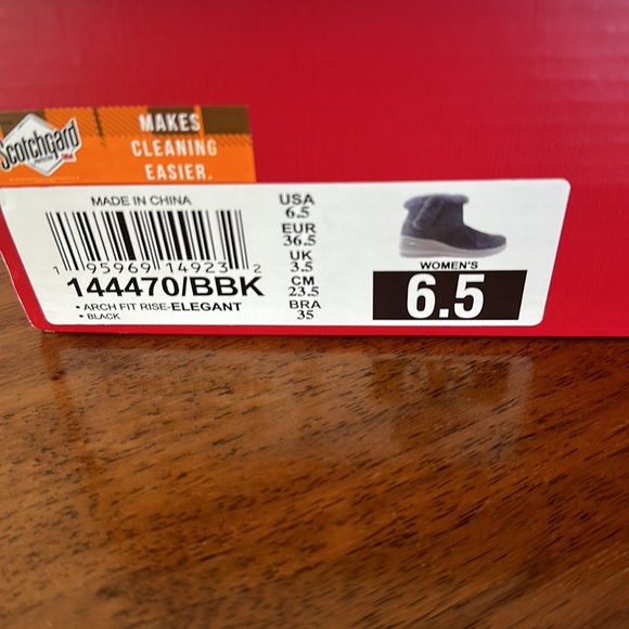 Brand new in box Skechers Arch Fit Black Boots with a wedge - Picture 5 of 6